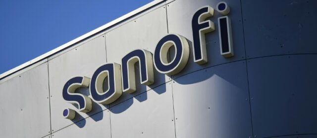 Logo di Sanofi con sfondo di vaccinazione
