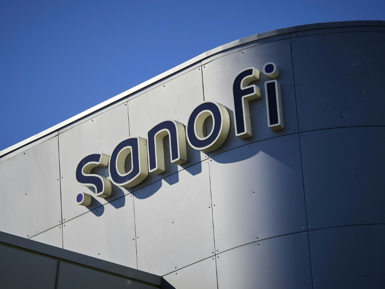 Logo di Sanofi con sfondo di vaccinazione