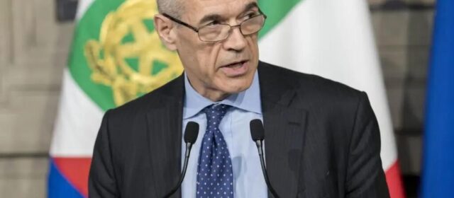 Carlo Cottarelli durante un'intervista