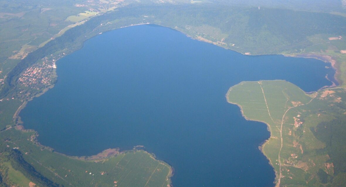 Vista aerea del lago di Vico