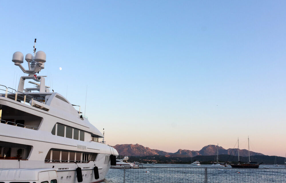 Immagine di un superyacht in metallo