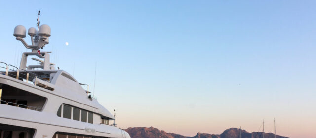 Immagine di un superyacht in metallo