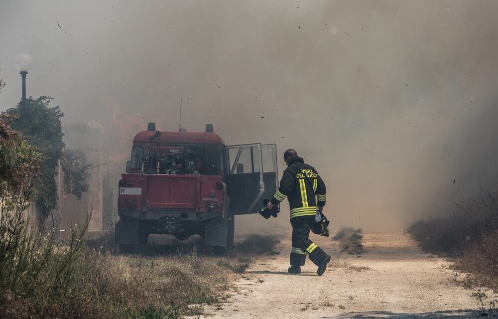 Incendio isola ecologica Novate Milanese