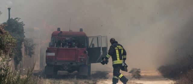 Incendio isola ecologica Novate Milanese