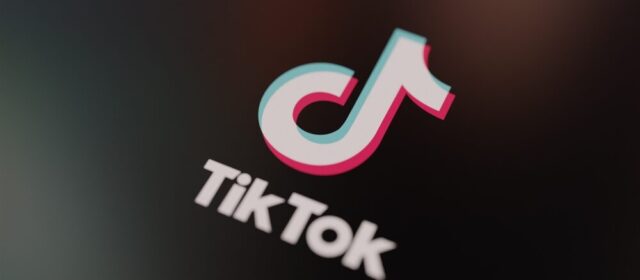 Logo di TikTok con elementi grafici sull'intelligenza artificiale