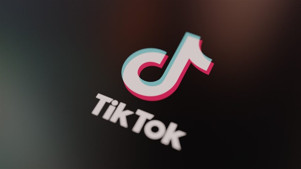Logo di TikTok con elementi grafici sull'intelligenza artificiale