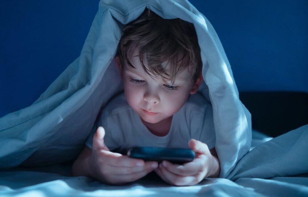 Rischi della sovraesposizione agli schermi per bambini