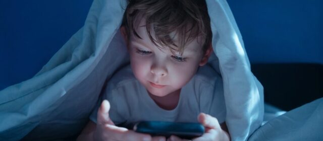 Rischi della sovraesposizione agli schermi per bambini