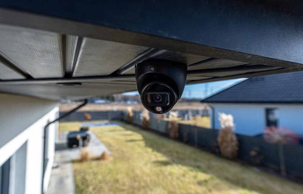 Sicurezza domestica in vacanza con tecnologia smart