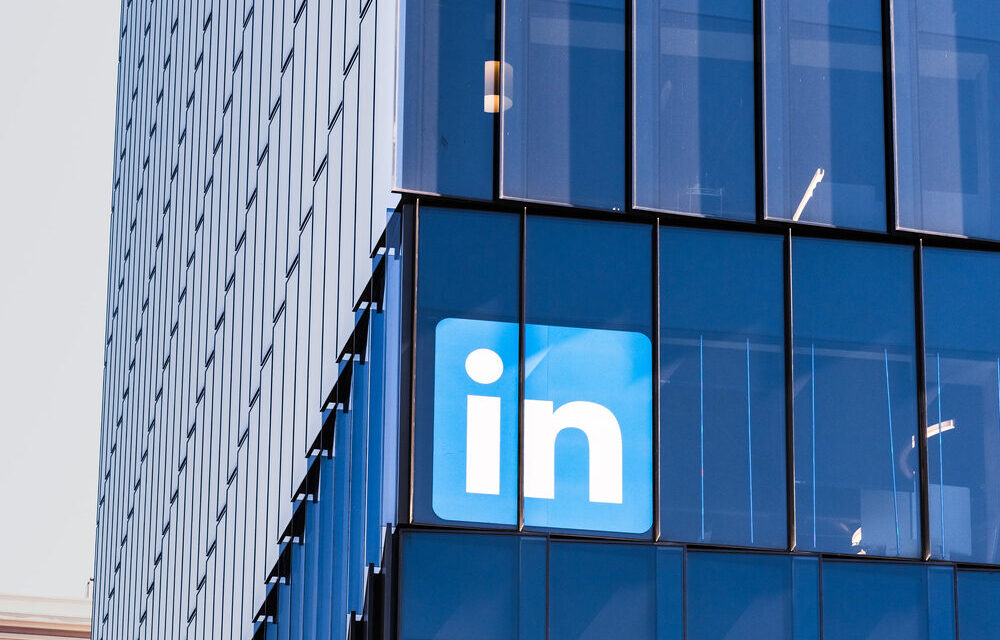 Logo di LinkedIn con grafica di contenuti digitali