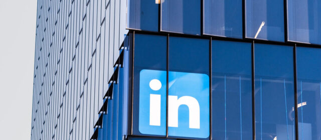 Logo di LinkedIn con grafica di contenuti digitali
