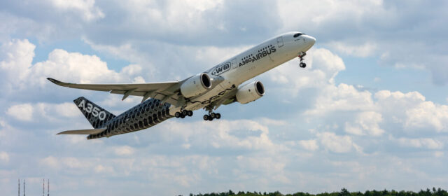 Airbus A350F in volo