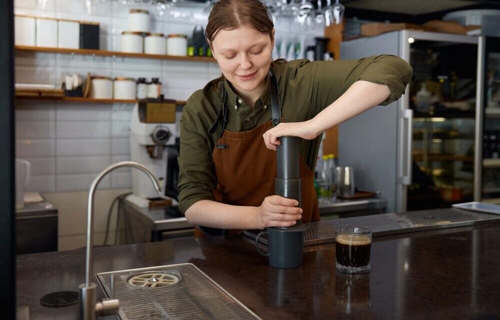 AeroPress Premium Walnut Brewer e macinacaffè manuale