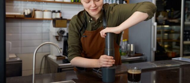 AeroPress Premium Walnut Brewer e macinacaffè manuale