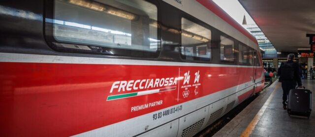 Treno regionale Trenitalia in movimento