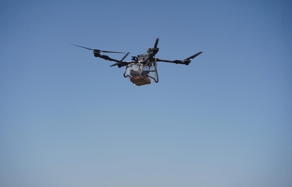 Drone cargo in volo sopra le montagne