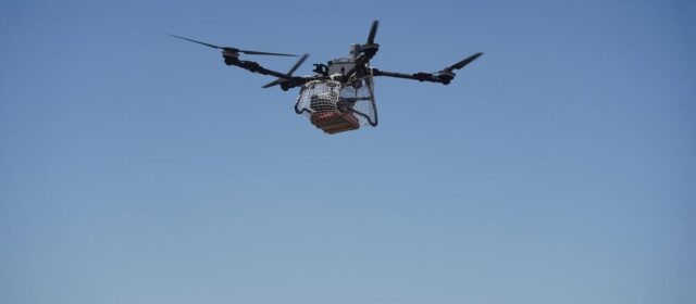 Drone cargo in volo sopra le montagne