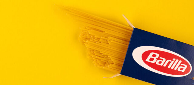 Barilla e Legambiente durante la pulizia del torrente Parma